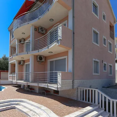 露西安纳别墅酒店 特罗吉尔