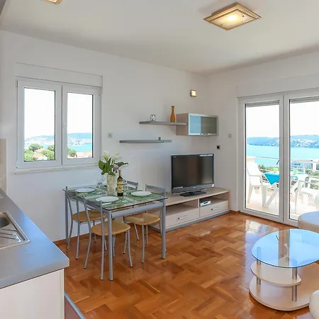 露西安纳别墅酒店 特罗吉尔