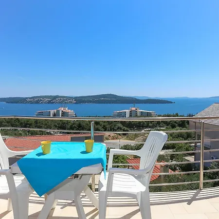 露西安纳别墅酒店 *